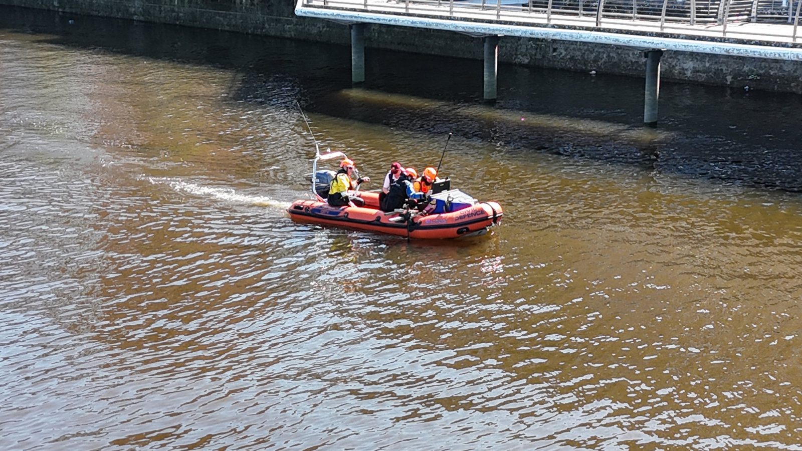 Live sonar search from a RIB